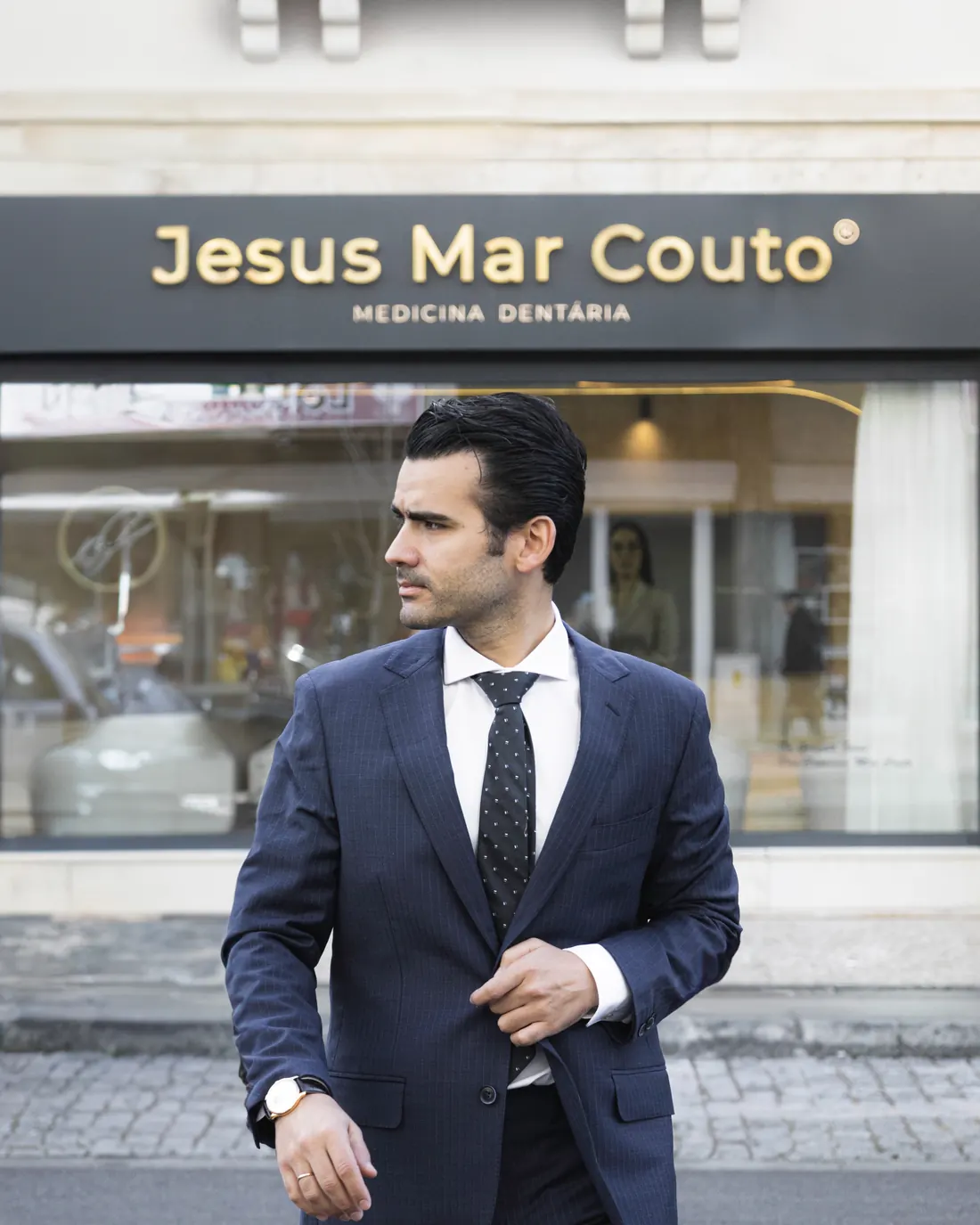 O Dr. Gonçalo Jesus à entrada da clínica Jesus Mar Couto — Medicina Dentária, na Avenida Dr. Lourenço Peixinho, em Aveiro